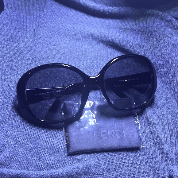 Fendi sunglasses with case and cloth - Picture 3 of 6